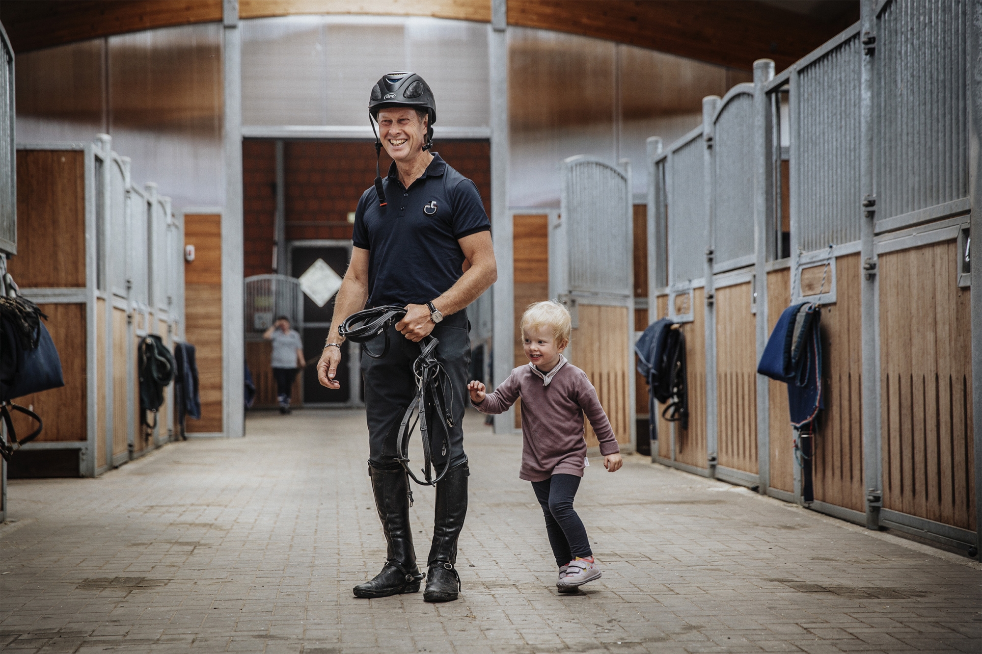 Pamina Och Rolf-göran Träffas I StalletFoto: Lottapictures P: 2017-19
