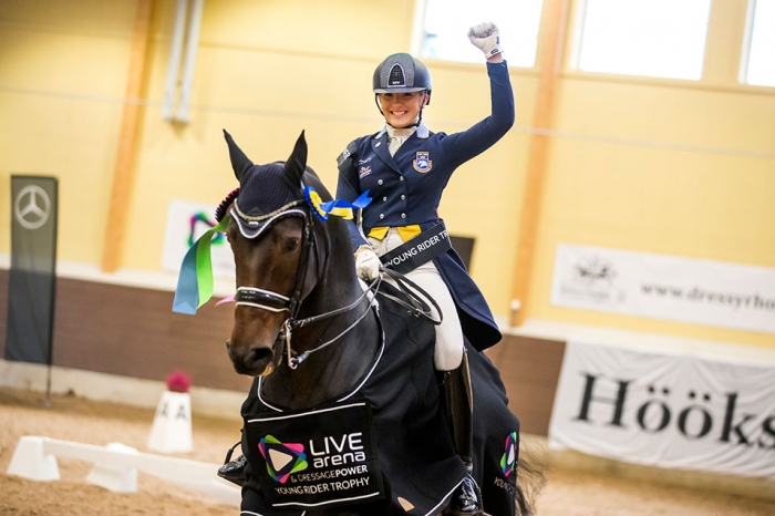 Två svenska lag tvåa i halvtid – Cecilia vassast bland young riders
