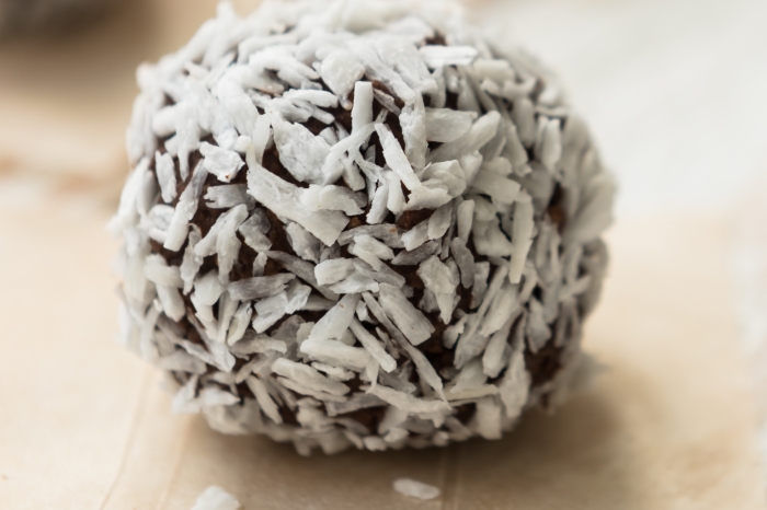 Chokladbollsföretag betalar ryttares böter