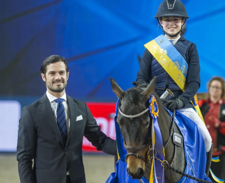 Prins Carl Philip delar ut pris i sin egen klass på Friends