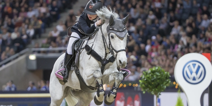 Nu väntar Friends på Izabelle Stolth