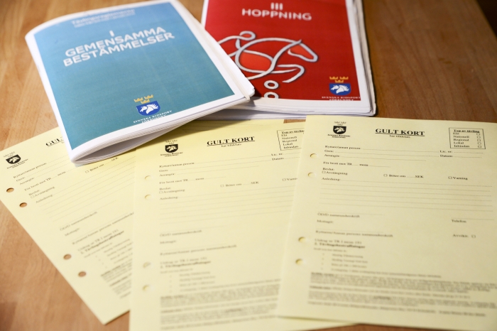 Varierande domslut: Ryttare diskades, fick gult kort och vann