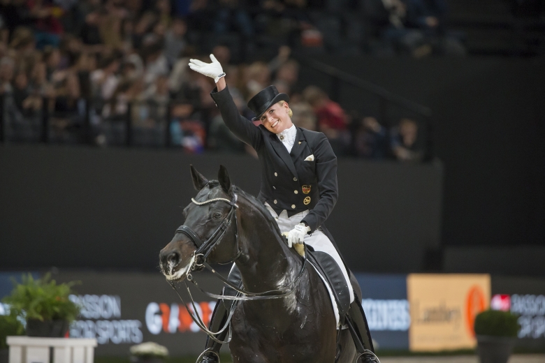 Kolla klippet: Barbackadressyr på pensionerad stjärna