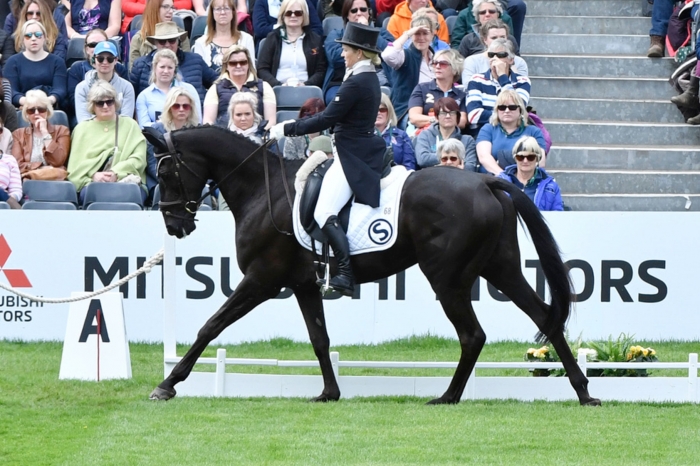 Jonelle Price klarade pressen – vann Badminton