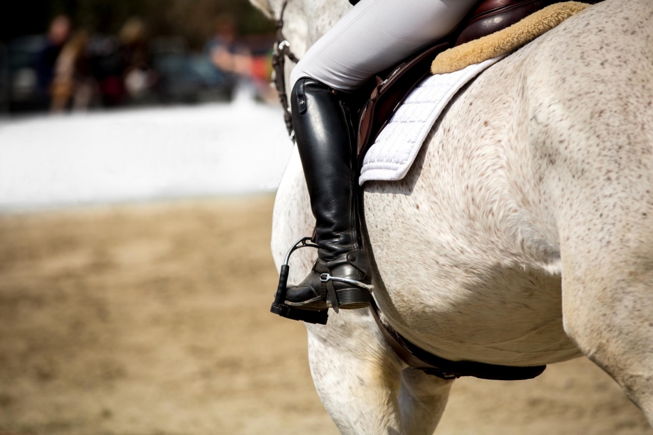 Hoppryttare misstänks ha använt sporrar som gav hästen elstötar
