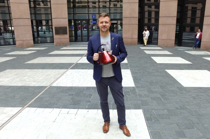 Federley: ”Vi måste kunna göra skillnad på levande och döda ting”