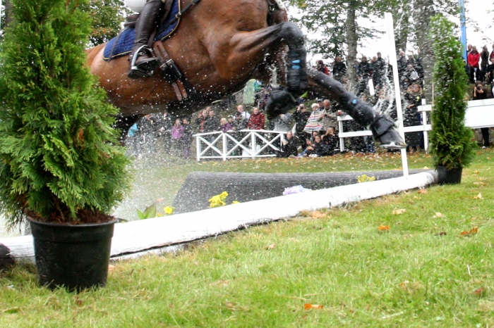 Häst bröt ben i terrängprov