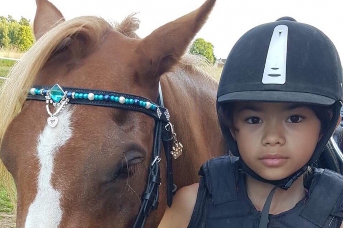 11-åring sponsrar kuskar med pannband