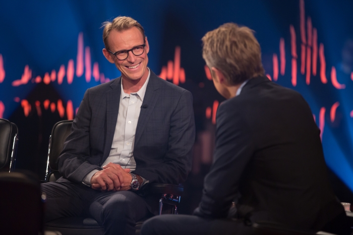 Tjuvtitta på Peder Fredricson i Skavlan
