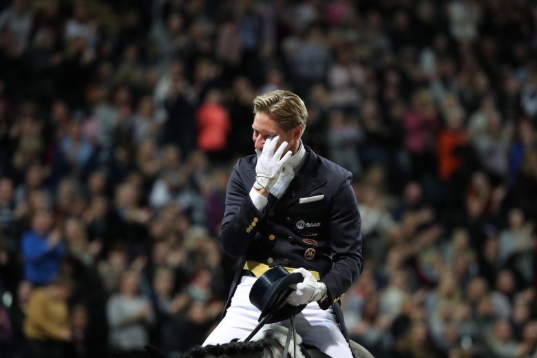 Rörd Rekord-Patrik hyllar sin häst