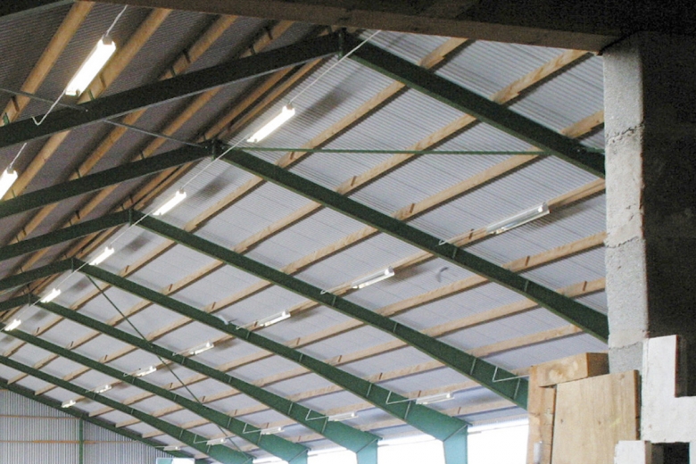 Ridskolans ridhustak blåste av