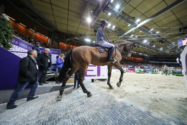 Stänger dörren för protest mot öppen dörr