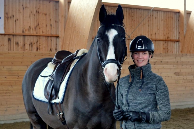 Ida åker 120 mil för att visa hingst på bruksprovet