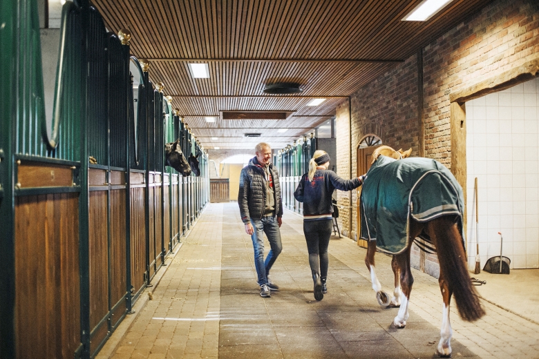 Snyggare  och säkrare i stallgången – plus och minus med olika golv