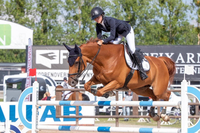 Ottilia Lundgren leder bland YR-ryttarna