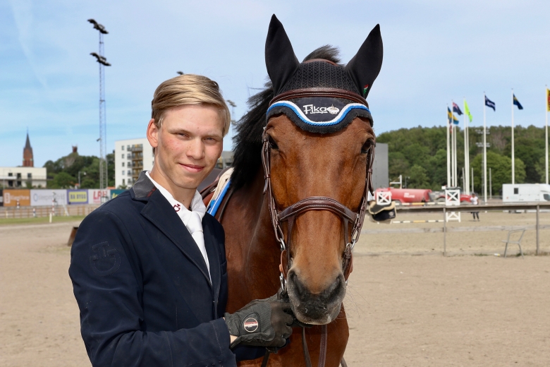 Liten fighter klipper stora hinder med André Brandt i sadeln