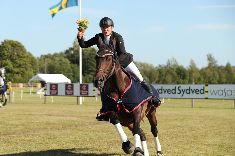 Karolina vinnare i rekordstor 2* fälttävlan