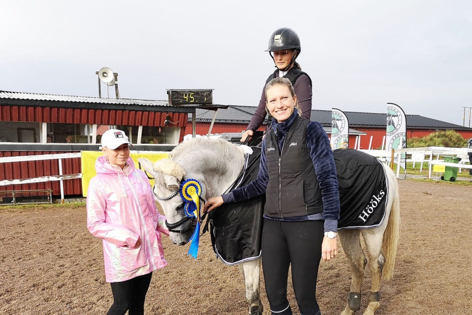 wilma-och-moa-tar-t-ten-mot-friends-ridsport
