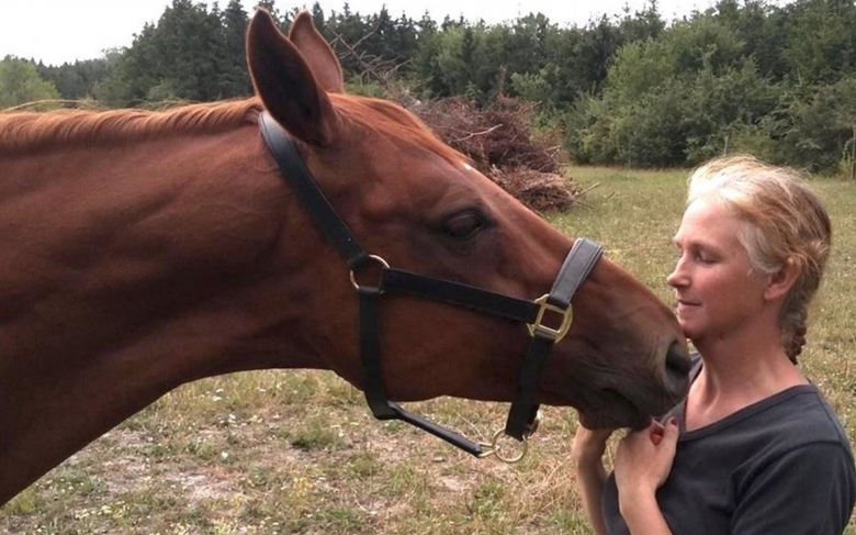 Helgstrand hjälper ryttare som förlorat benet