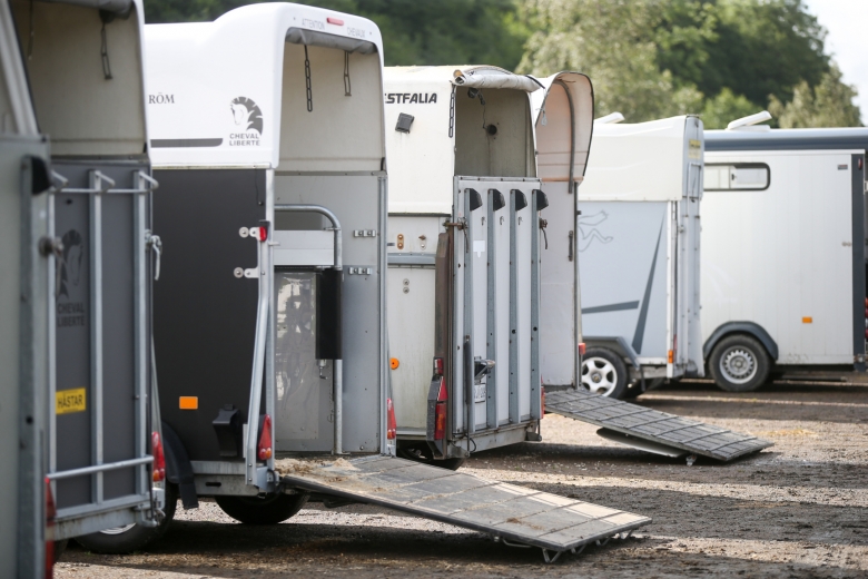 Häst sederades vid lastning på tävlingsplats