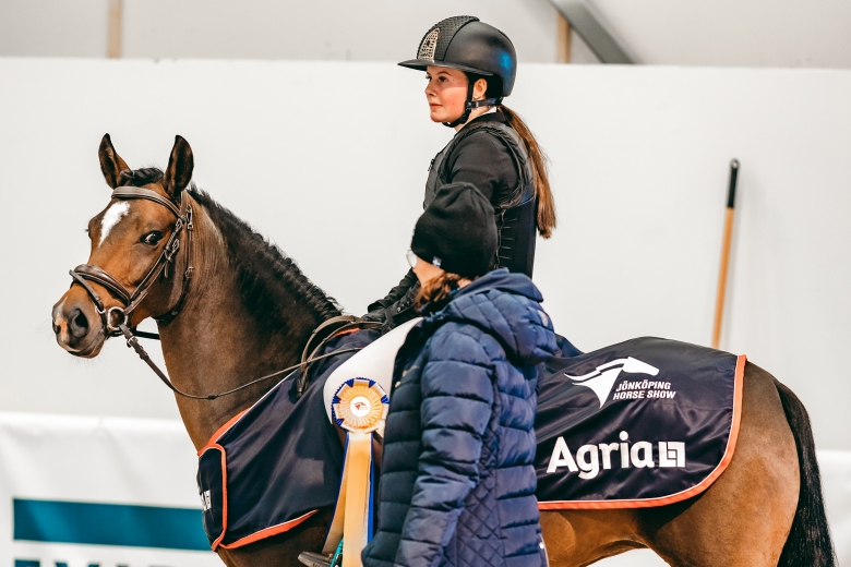 Sena ponnytävlingar före skoldag upprör