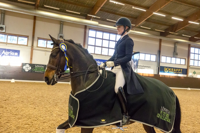 Emilie Nyreröd GP-vinnare hos Hammarö Ryttarförening