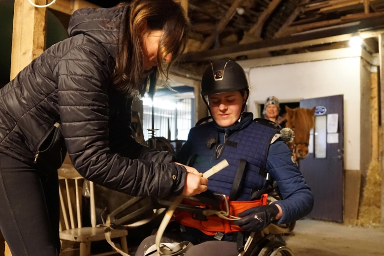 Specialutbildade hästar hjälper Johanna att komma tillbaka