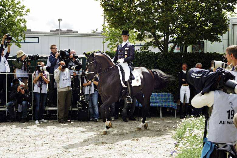 Schockemöhle stämmer Totilas förra ägare