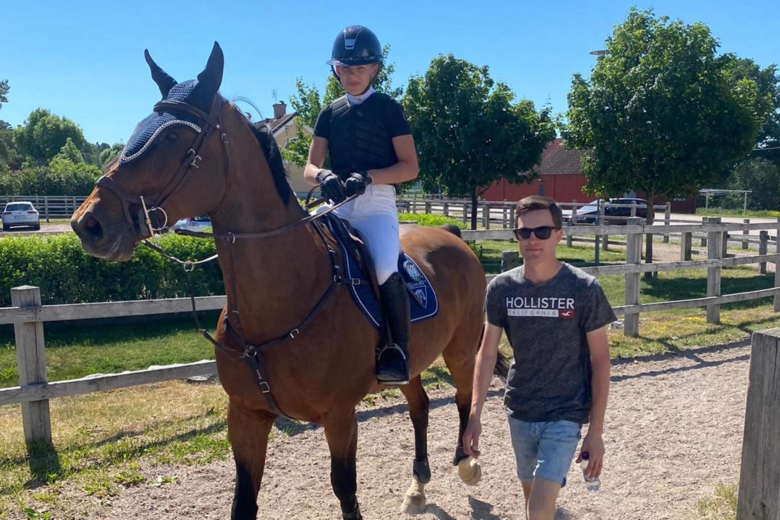 Roffes gudson Erik teamar med ung hopptalang