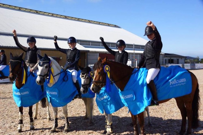 De går vidare till ponnyernas lag-SM i hoppning