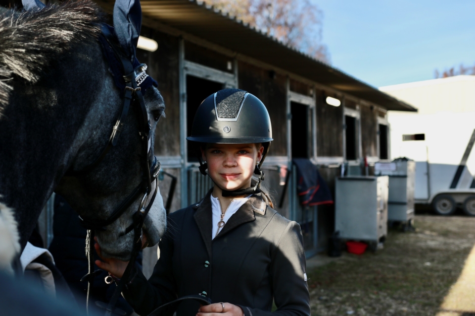 Meia Löfberg älskar att rida ungponny: ”Måste se till hästen”