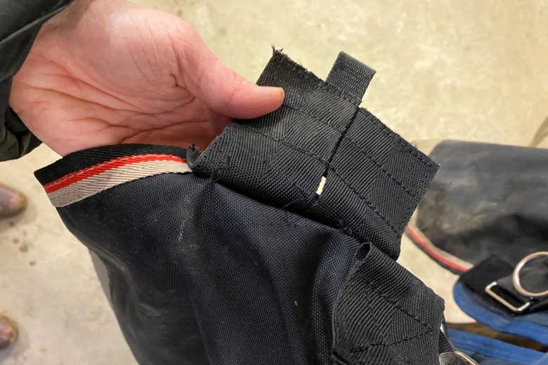 Uppmanades klippa sönder täcket vid reklamation av trasig söm