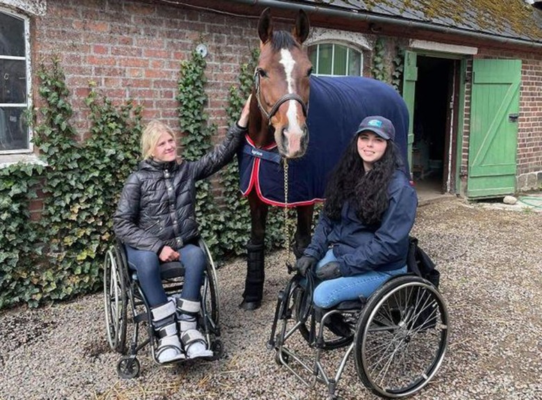 Johanna Forssell stöttar Felicia Grimmenhag med häst