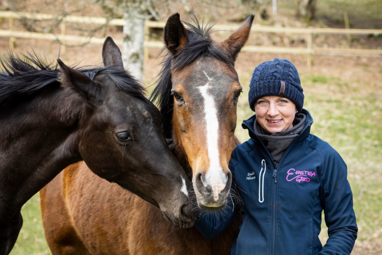 Ridsport Play: Naomi är fölens räddande ängel