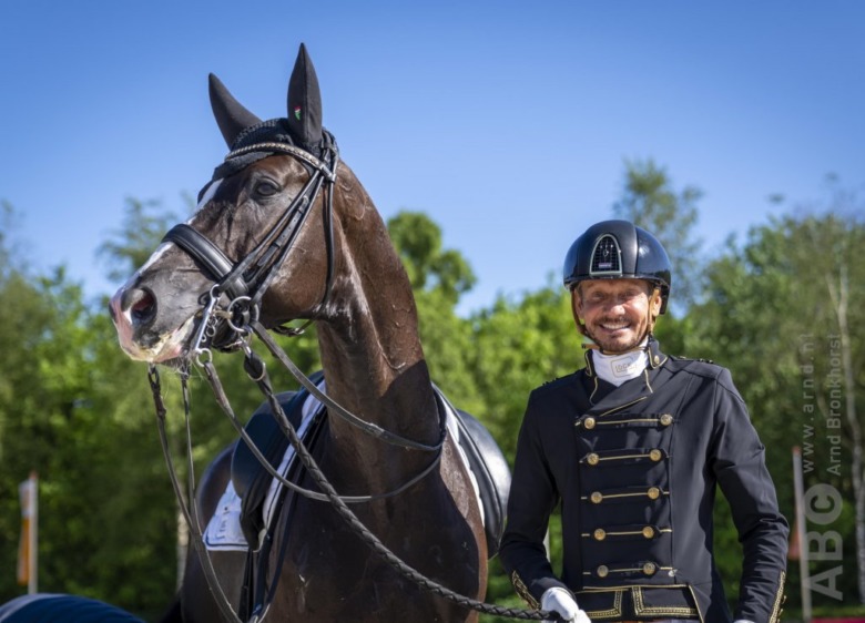 ”Diskret utsmyckad” gäller inte Edward Gals nya frack