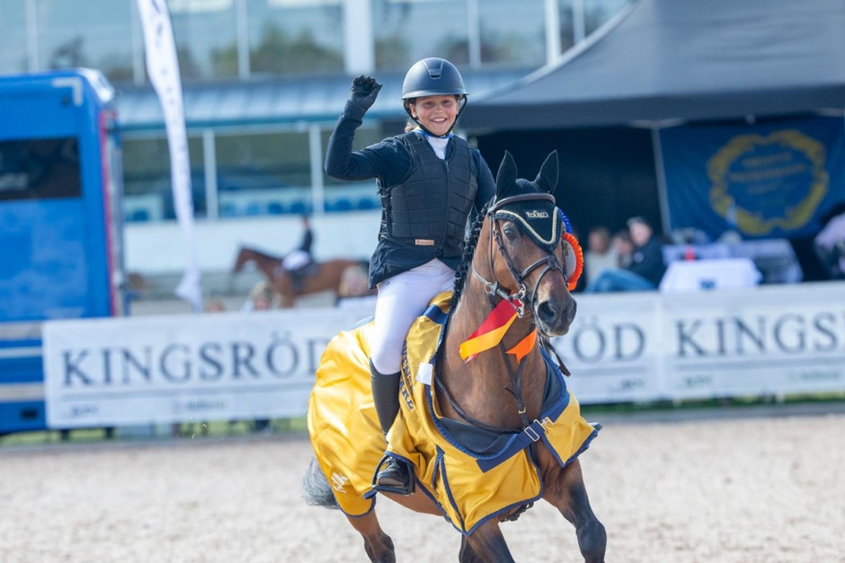 Ellen Hammarström rider ponnyernas världscupfinal