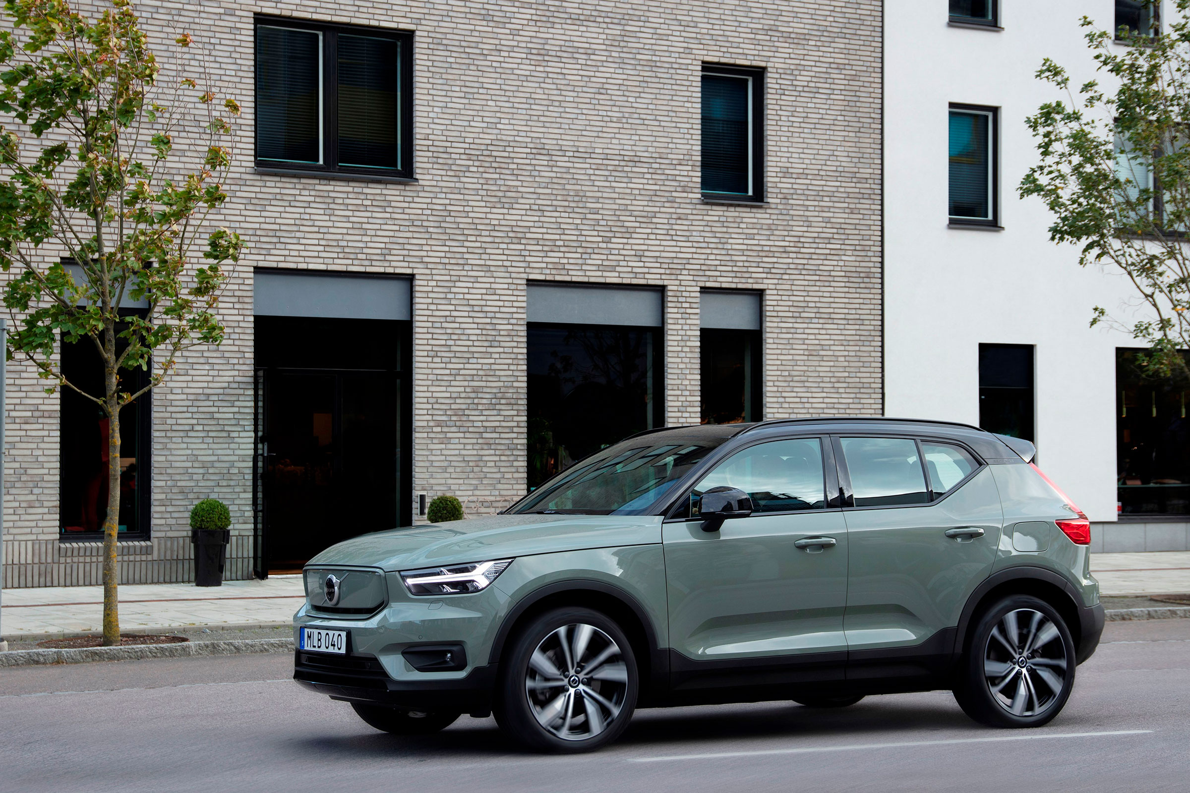 271705_volvo_xc40_recharge_p8_awd_in_sage_green