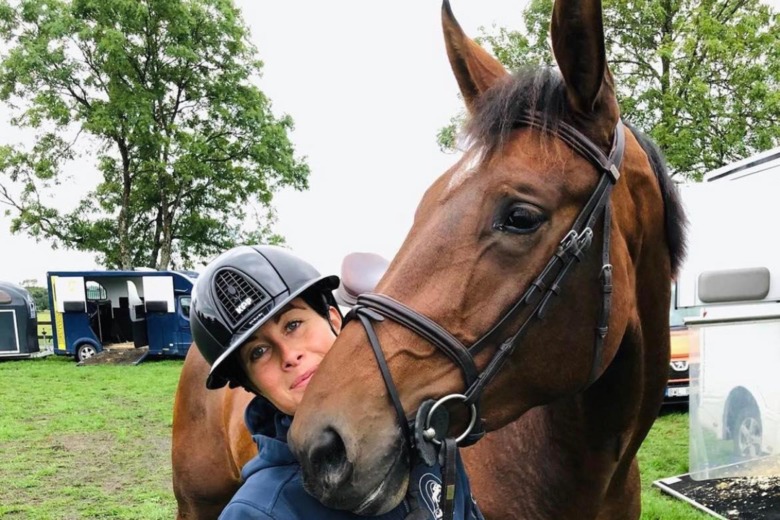 Häst hittad lös med okänd sadel efter nattligt besök