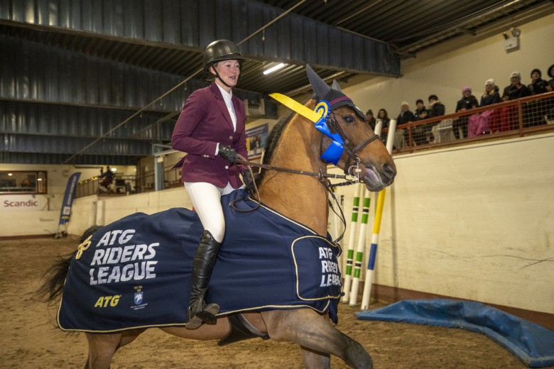 Emma Emanuelsson tar täten dubbelt upp