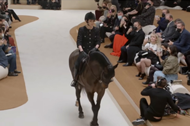 Kolla klippet: Galopperande prinsessa på catwalken