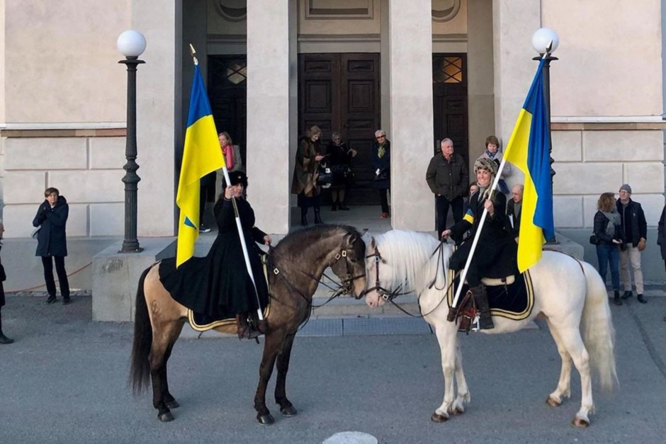 Ridande manifestation genom Stockholm för djuren i Ukraina
