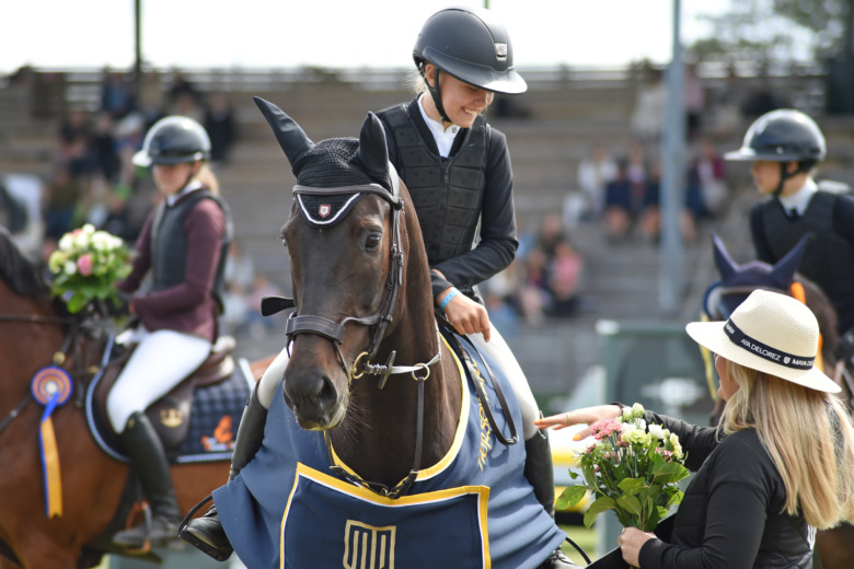 Ridsport Play: Hon vann childrenhoppningen på lånad dressyrhäst