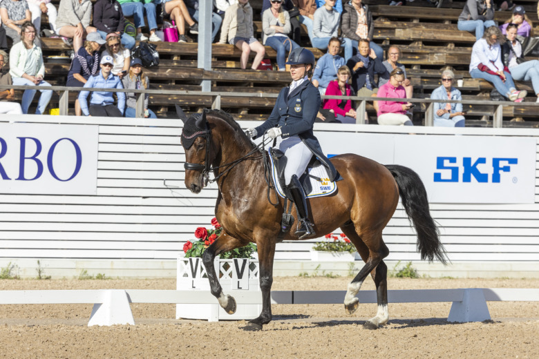 Rosettregn över Jennie Larsson i Djursholm