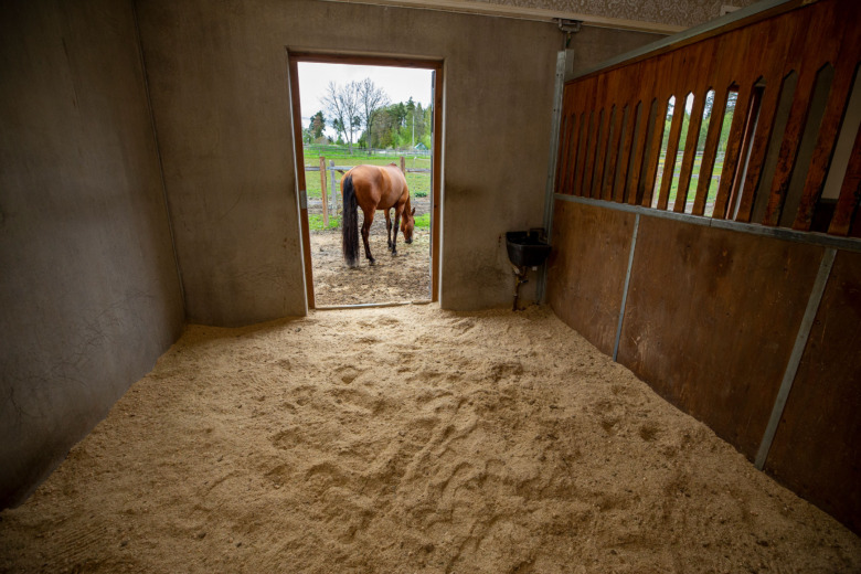 Tänk till när du väljer strö till väderskyddet