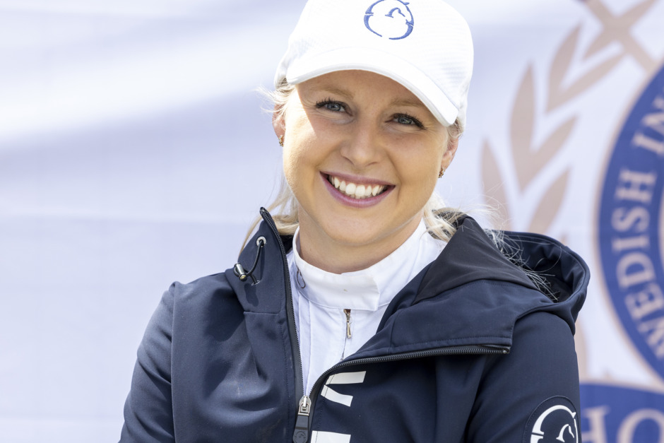 Evelina Tovek på pallen i 1,60-hoppning
