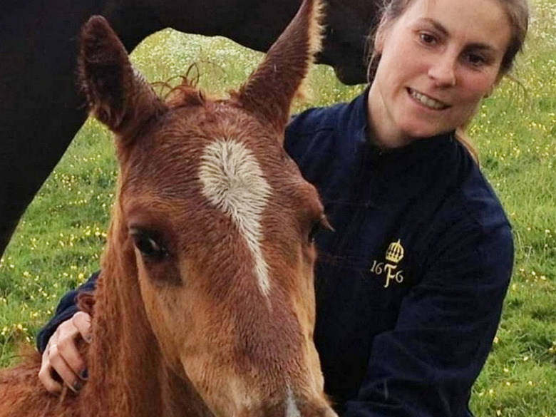 Karoline har mist fem hästar när veterinären kom för sent
