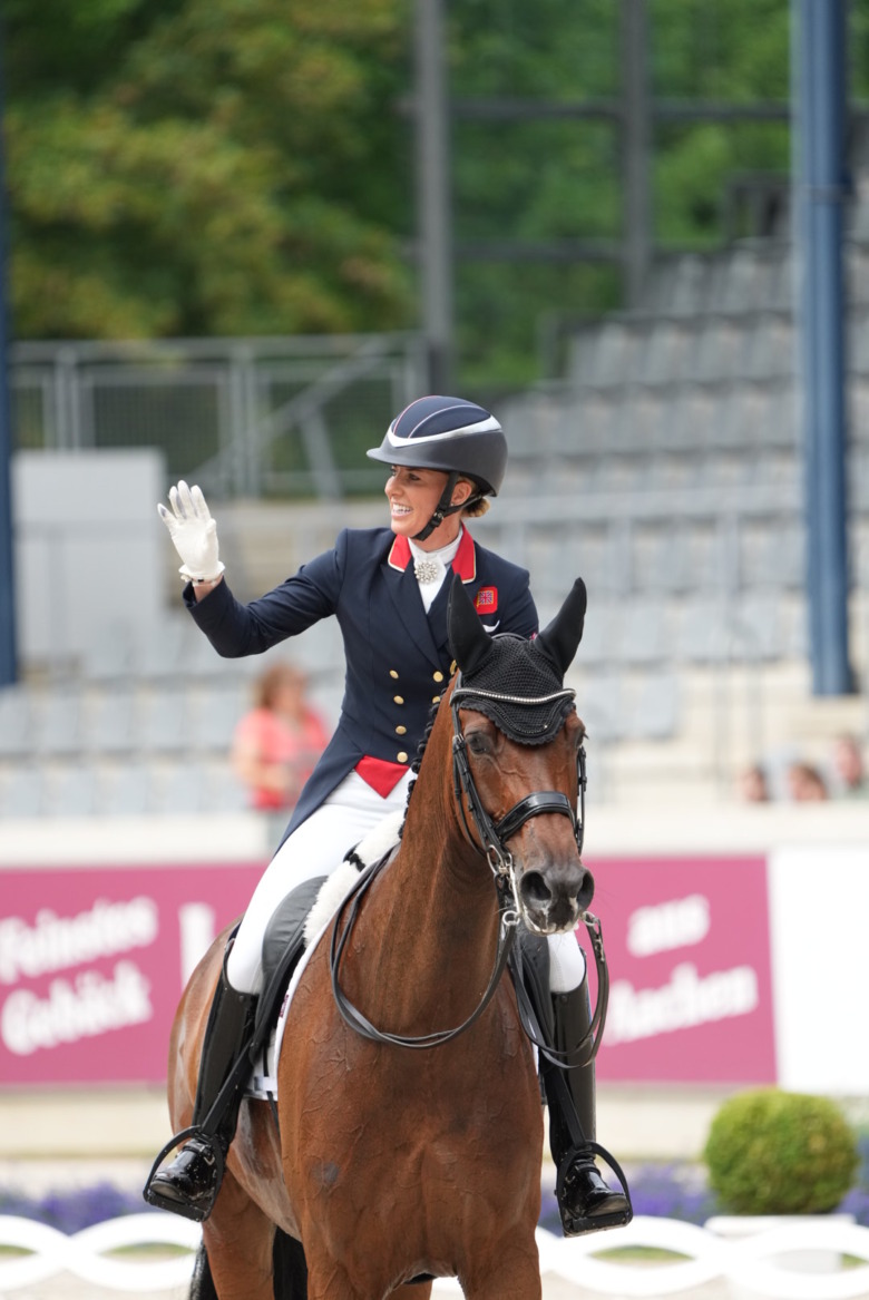 Dujardin dubbel vinnare i internationell comeback
