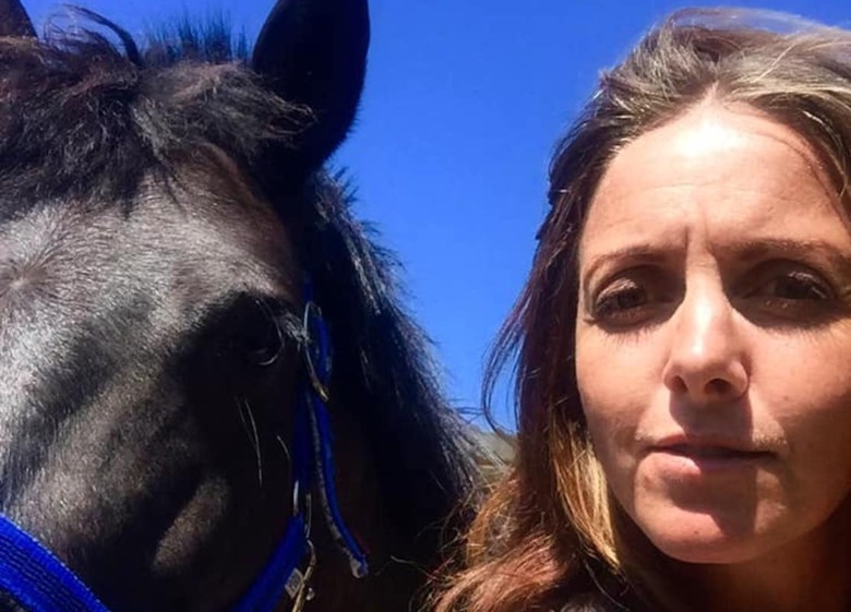 Hon räddar hästar undan skogsbränderna på Rhodos