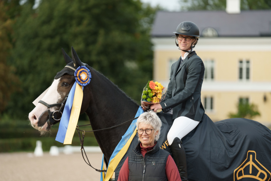 ”Gångjärnet bakom sadeln” fixade skrällen – Emma Odervall och Cassandro vann 4-årsfinalen