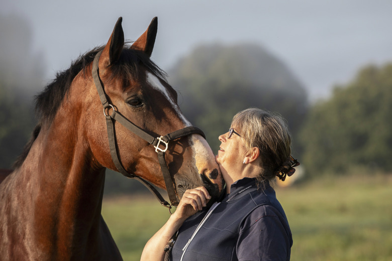 Lång väg tillbaka för Karin efter olyckan då hästen dog